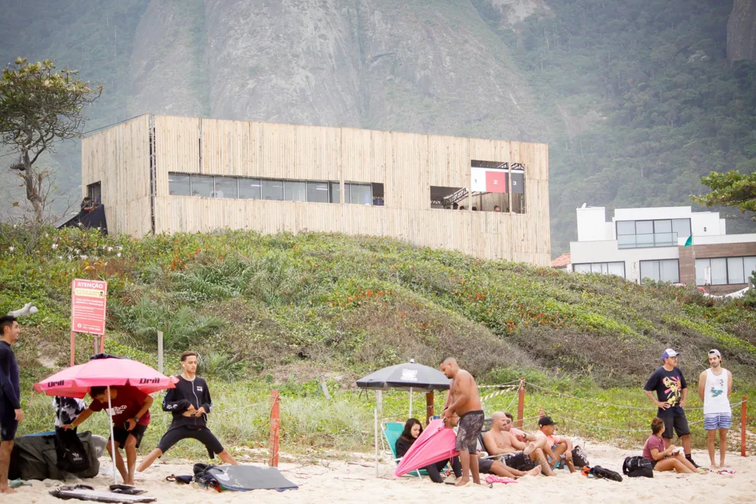 Moradores compareceram à praia para prestigiar a abertura do evento