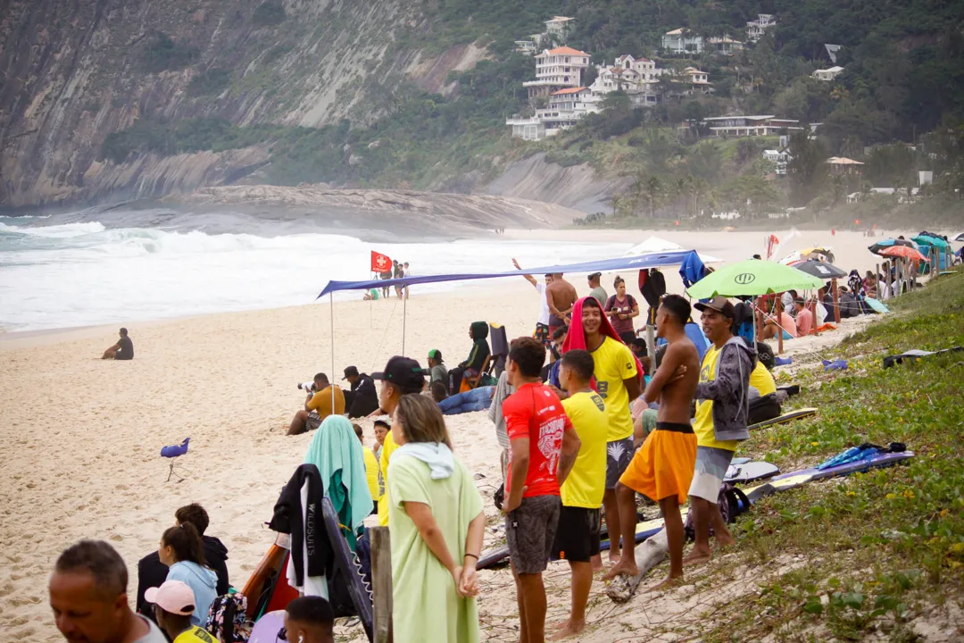 À medida que o evento avançava, mais espectadores chegavam às areias