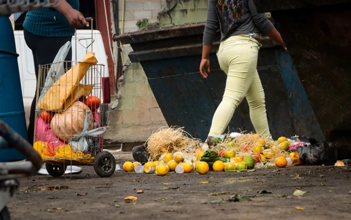 Alimentos jogados no chão