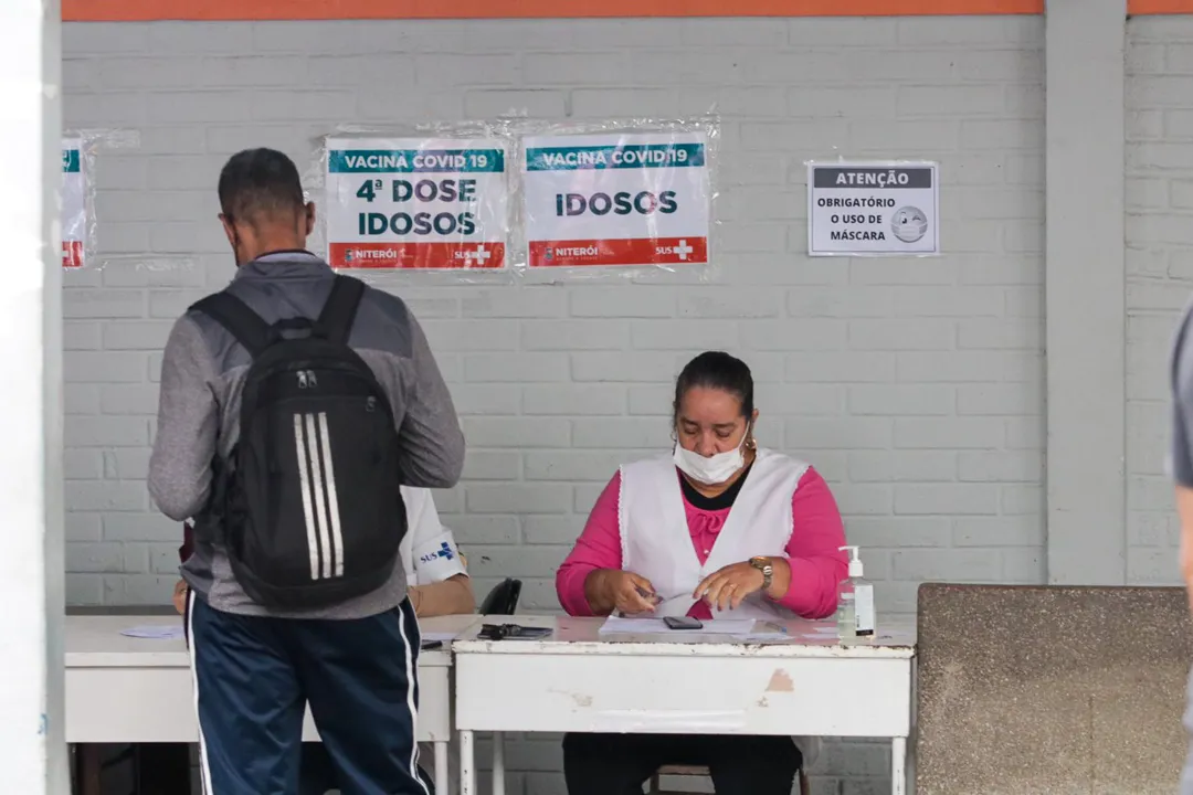 Aumento na procura pra teste de Covid, pessoas na fila de teste e vacinação no posto de saúde em Niterói