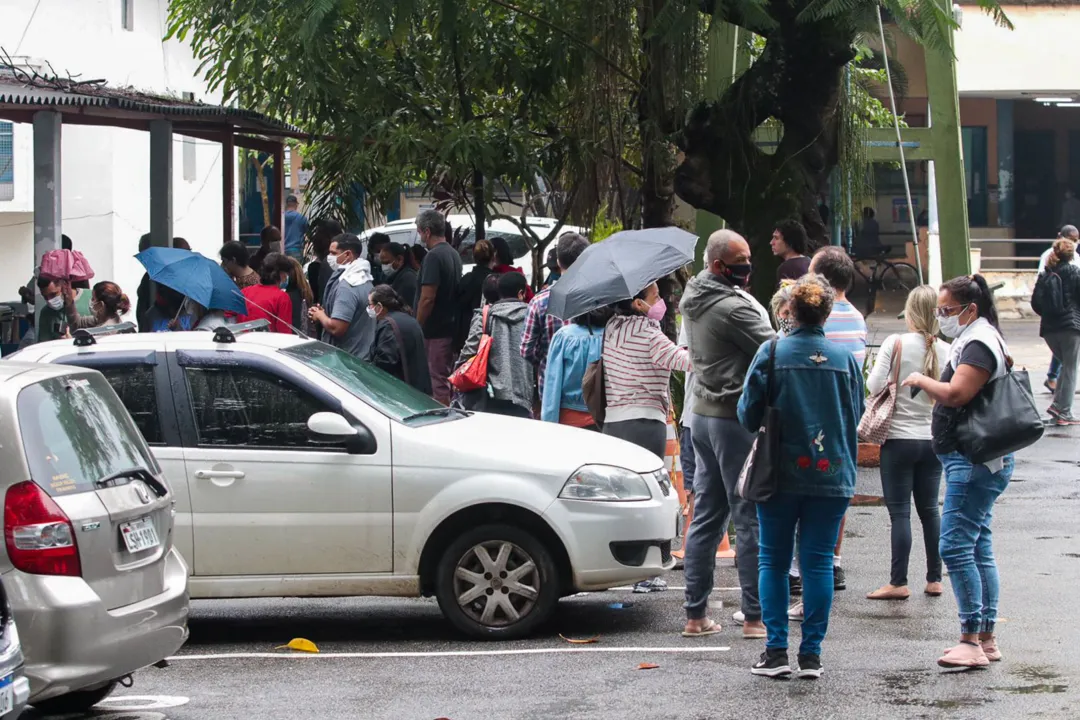 Aumento na procura pra teste de Covid, pessoas na fila de teste e vacinação no posto de saúde em Niterói