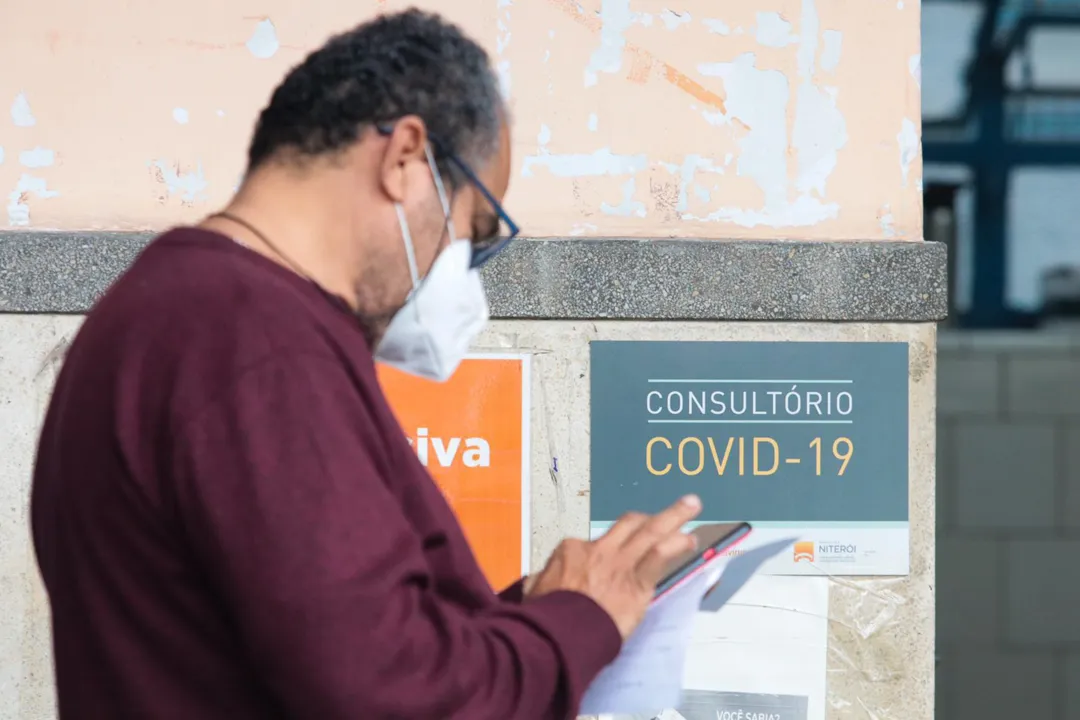 Aumento na procura pra teste de Covid, pessoas na fila de teste e vacinação no posto de saúde em Niterói