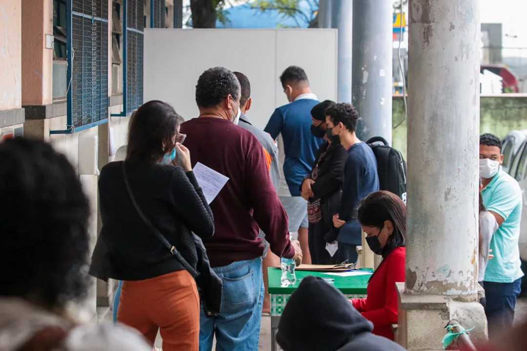 Aumento na procura pra teste de Covid, pessoas na fila de teste e vacinação no posto de saúde em Niterói