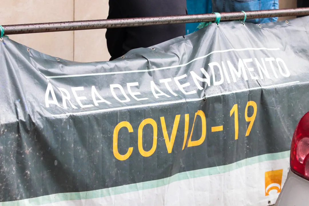 Aumento na procura pra teste de Covid, pessoas na fila de teste e vacinação no posto de saúde em Niterói