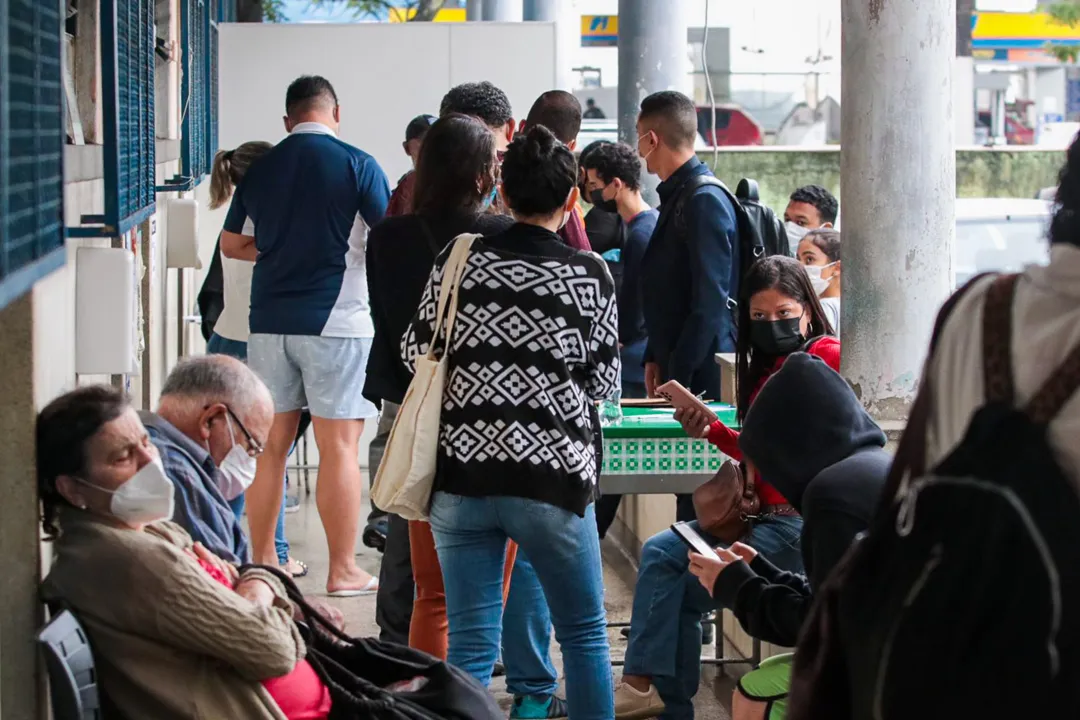 Aumento na procura pra teste de Covid, pessoas na fila de teste e vacinação no posto de saúde em Niterói