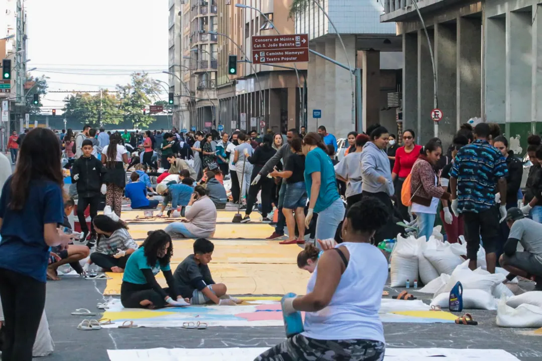 Em Niterói, muita gente acordou cedo para iniciar a confeccção dos desenhos