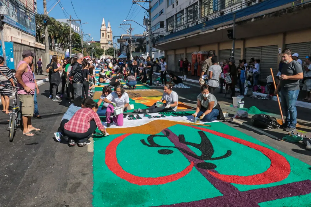 Tapetes de Corpus Christi voltam a colorir Niterói e SG