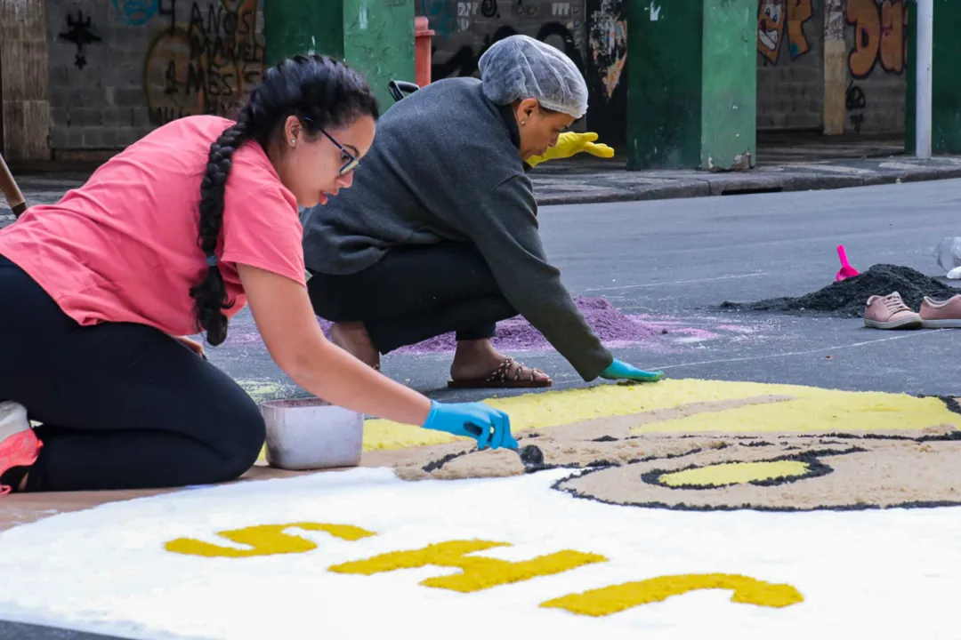 Tapetes de Corpus Christi voltam a colorir Niterói e SG