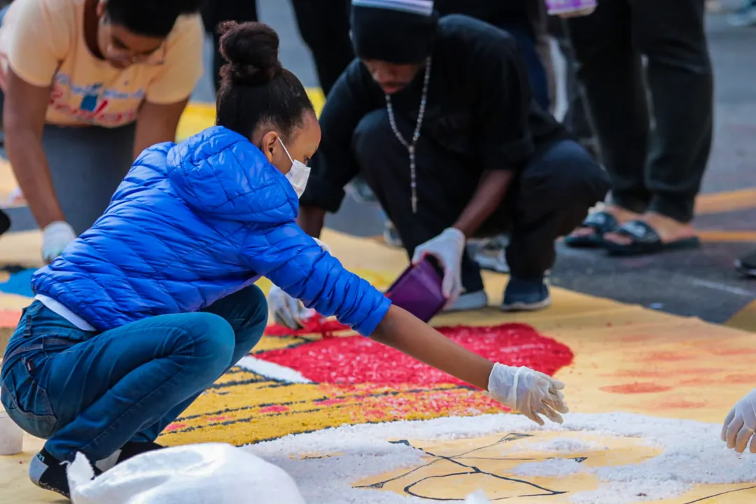 Tapetes de Corpus Christi voltam a colorir Niterói e SG