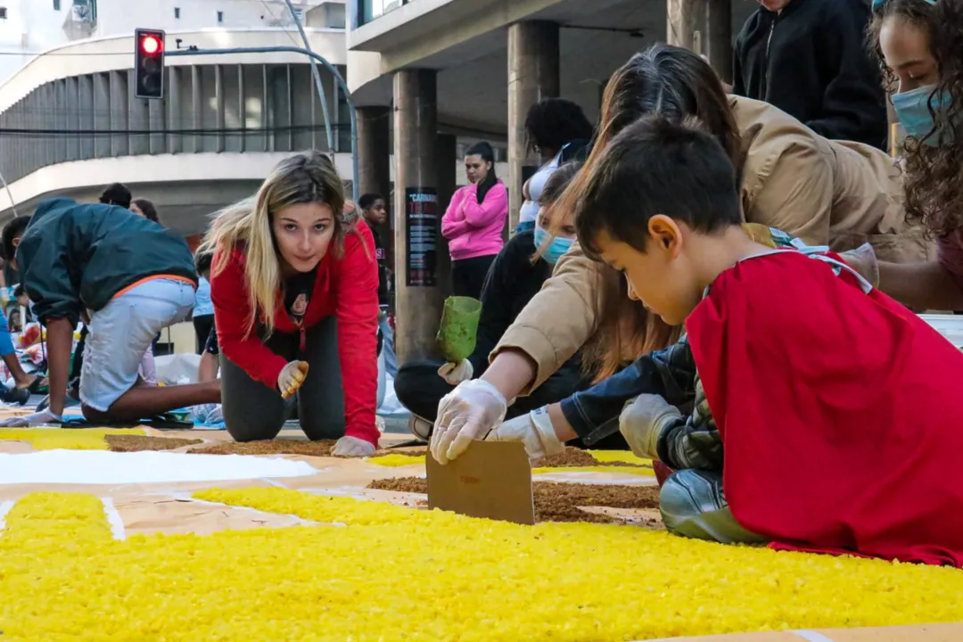 Tapetes de Corpus Christi voltam a colorir Niterói e SG