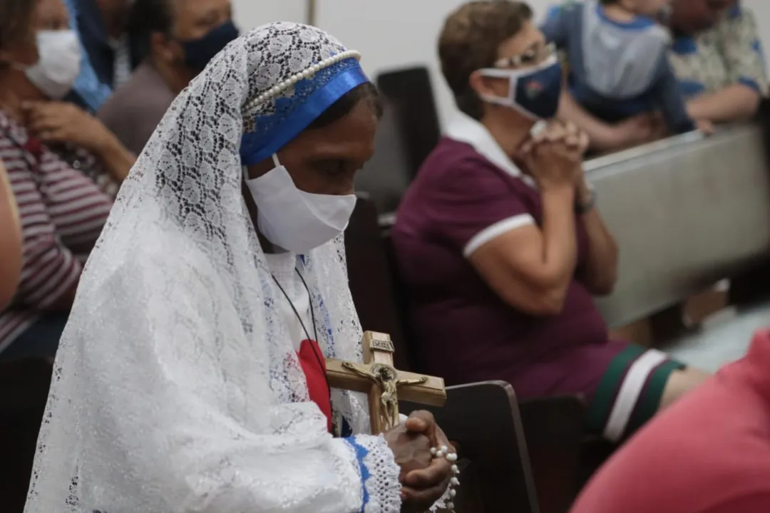 Fiéis lotam Catedral de São João Batista, em Niterói 