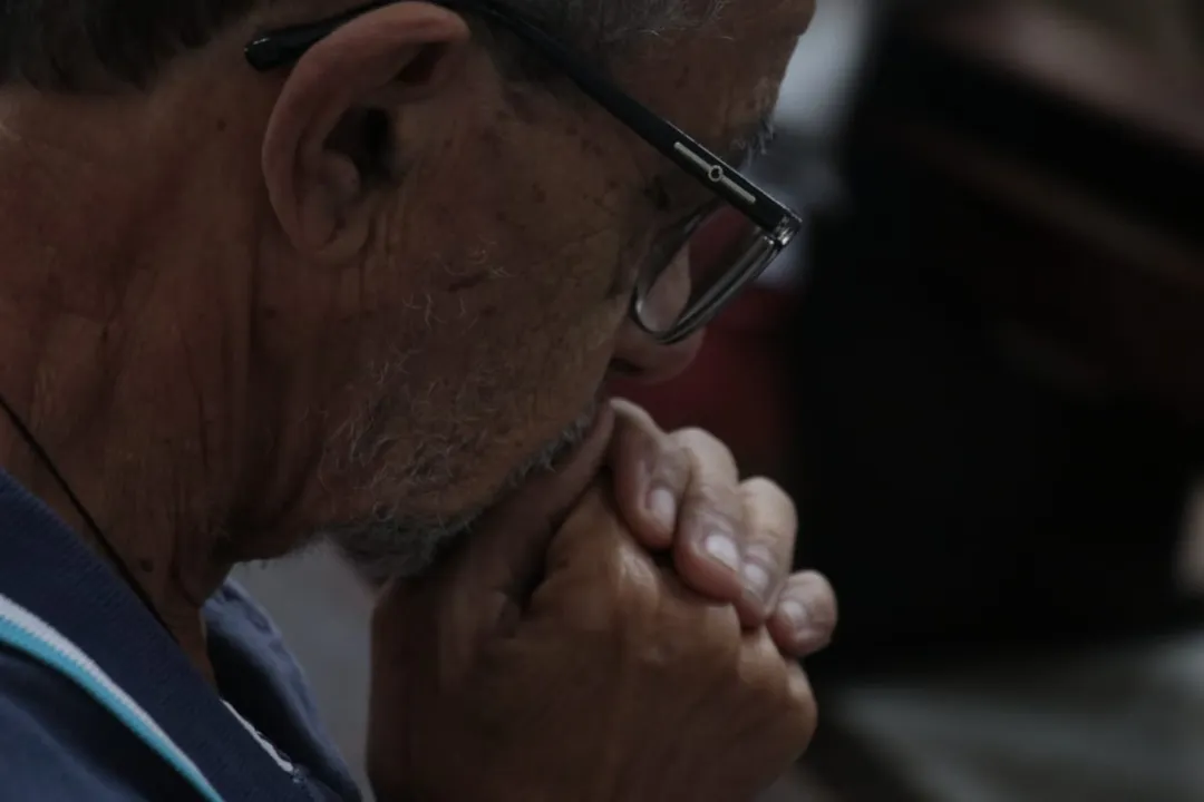 Fiéis lotam Catedral de São João Batista, em Niterói 