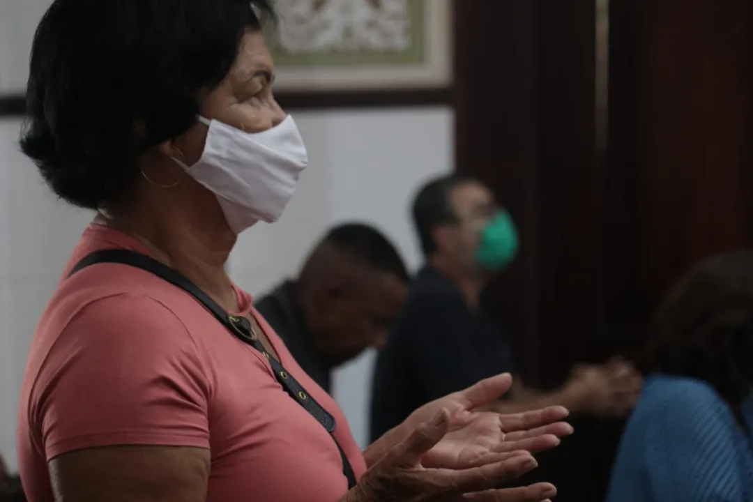 Fiéis lotam Catedral de São João Batista, em Niterói 