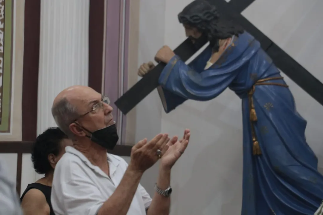 Fiéis lotam Catedral de São João Batista, em Niterói 