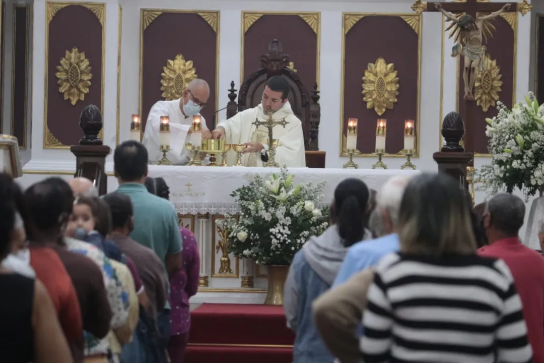 Fiéis lotam Catedral de São João Batista, em Niterói 