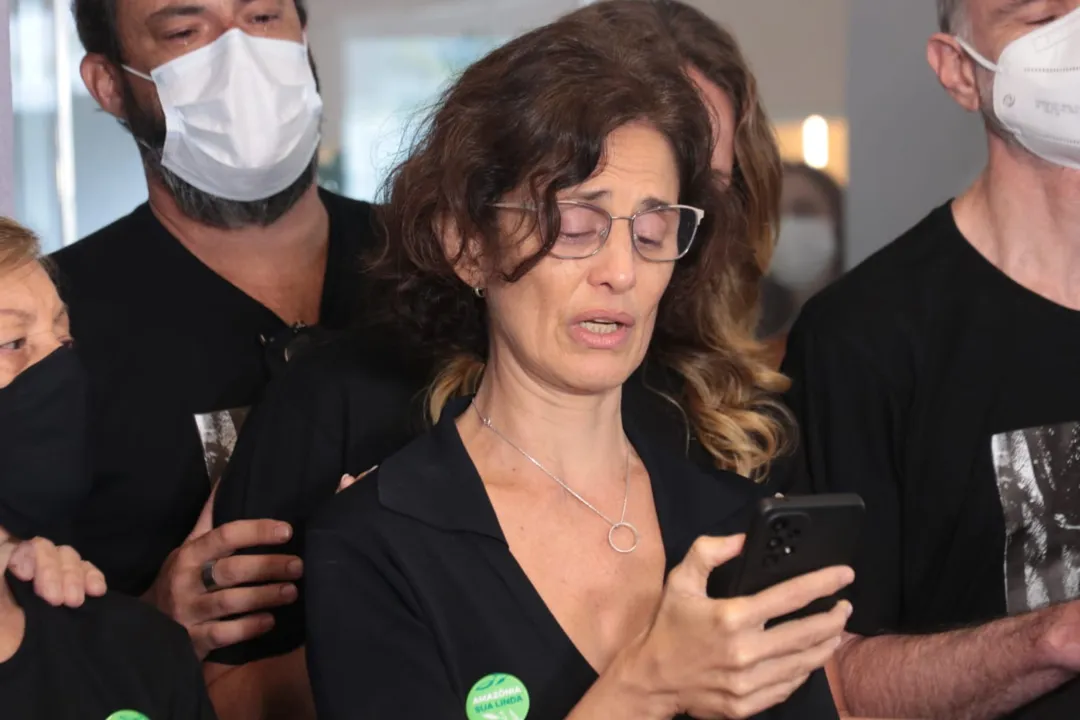 Alessandra Sampaio, viúva de Dom, lê texto de agradecimento a todos que se empenharam para a resolução do caso