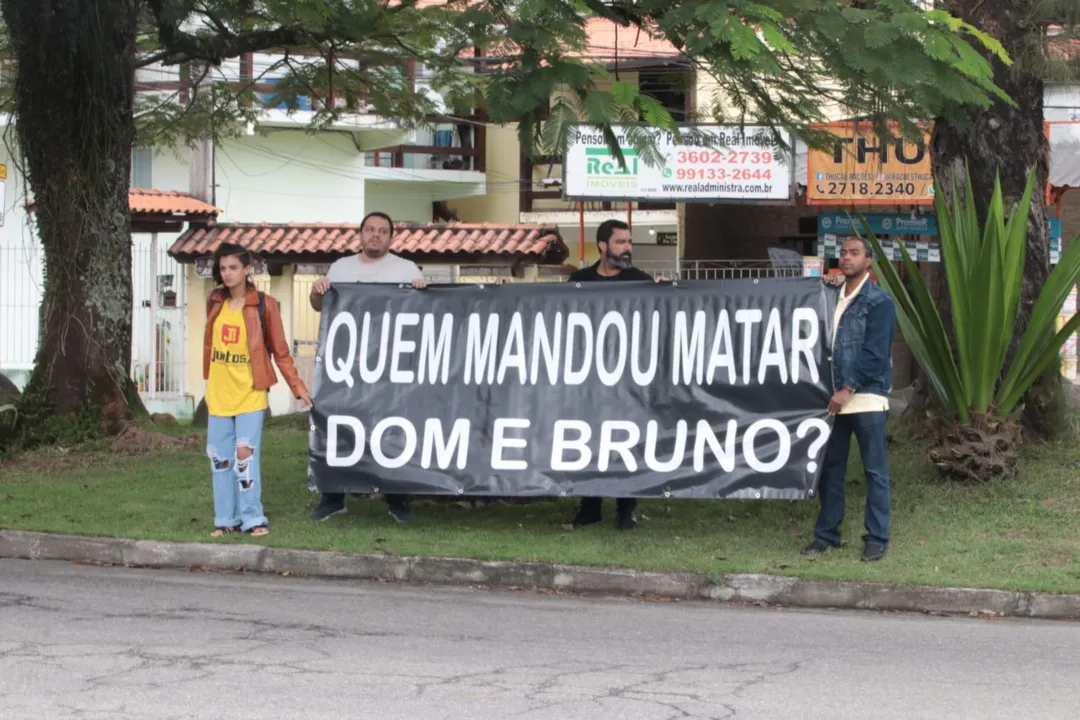 A faixa estava exposta na frente do cemitério Parque da Colina