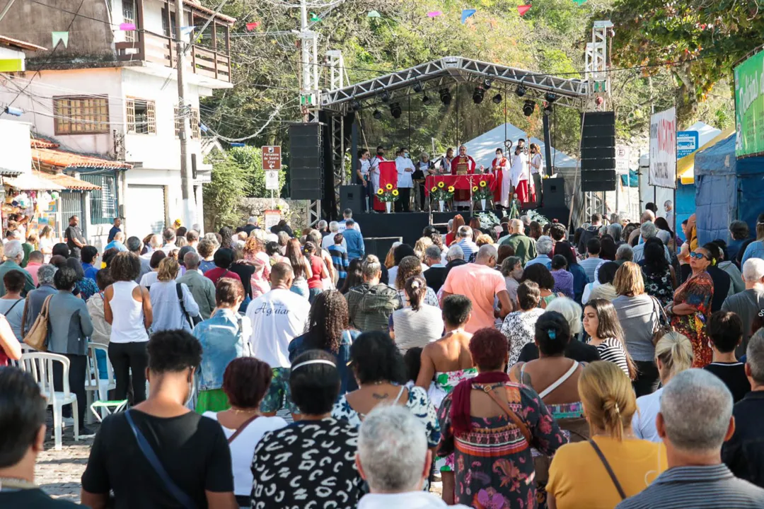 Imagem de São Pedro Barqueata Procissão fiéis fé igreja jurujuba