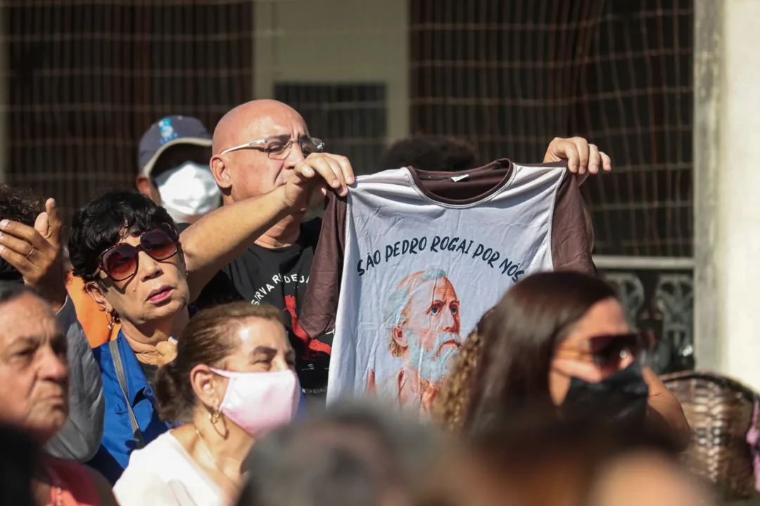 Imagem de São Pedro Barqueata Procissão fiéis fé igreja jurujuba