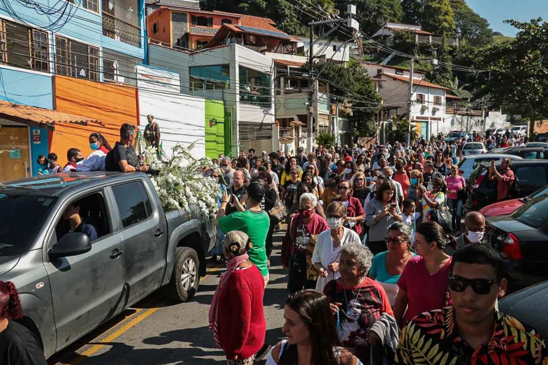 Imagem de São Pedro Barqueata Procissão fiéis fé igreja jurujuba