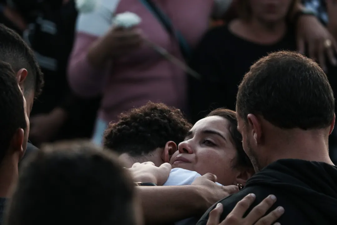 Esposa e filho de Vinicius ficaram emocionados.