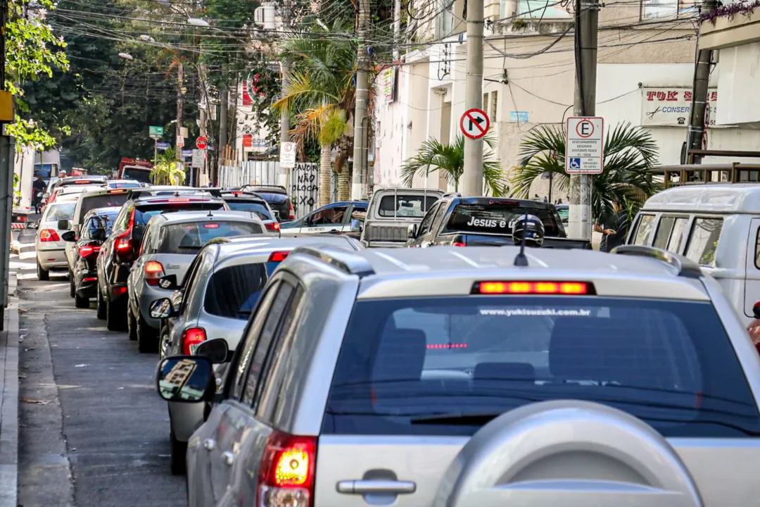 Motoristas enfrentam engarrafamento no trecho