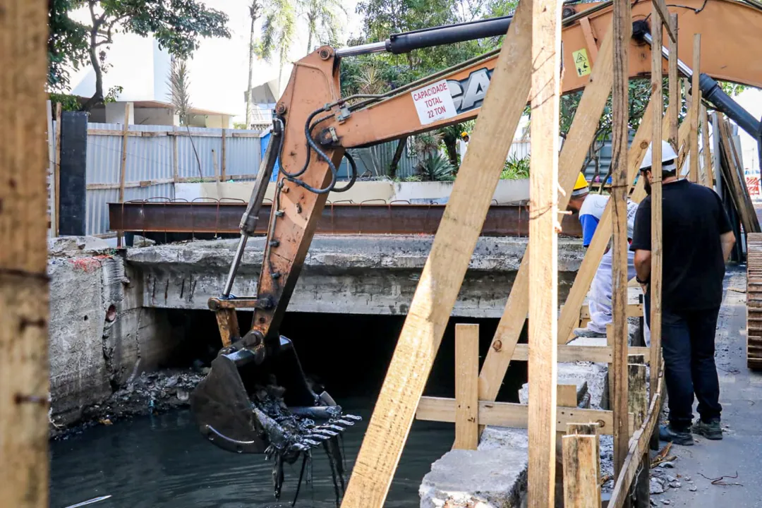 Obra é para retirada da laje do leito do rio que divide a Ary Parreiras