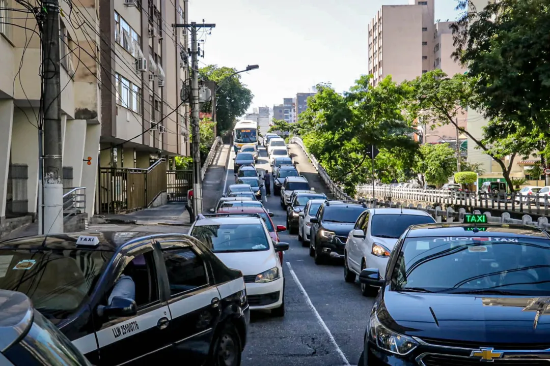 Motoristas enfrentam engarrafamento no trecho 