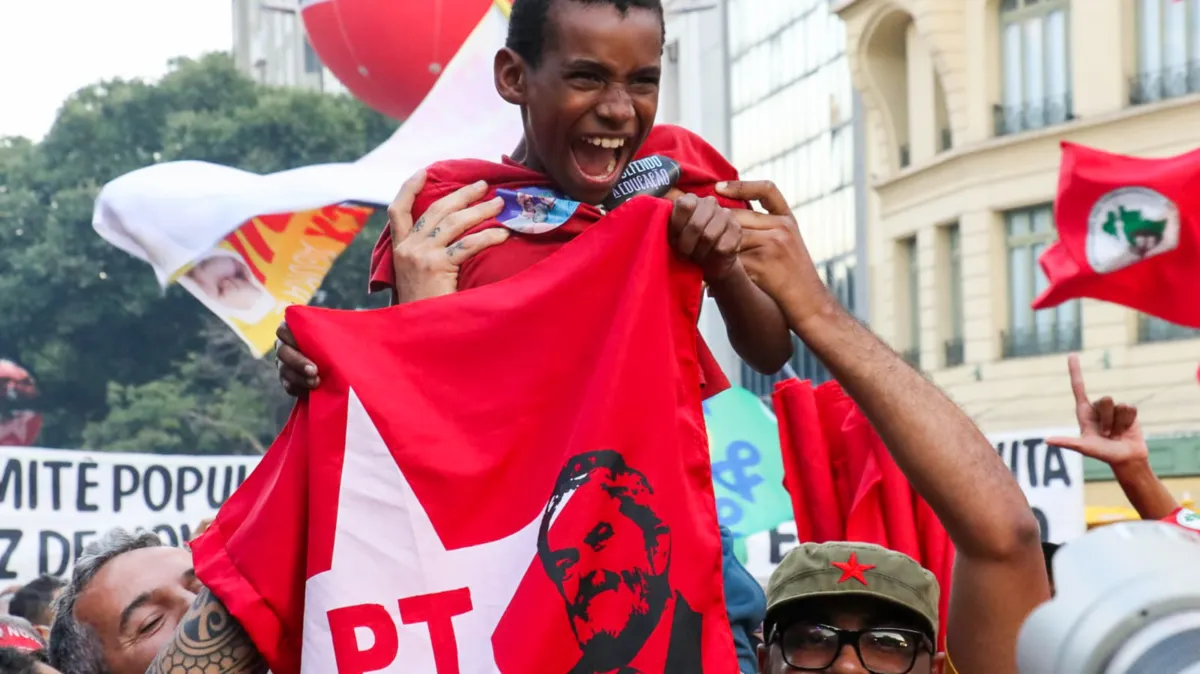 Ato político de Lula leva multidão ao Centro do Rio