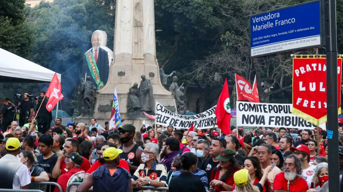 Ato político de Lula leva multidão ao Centro do Rio