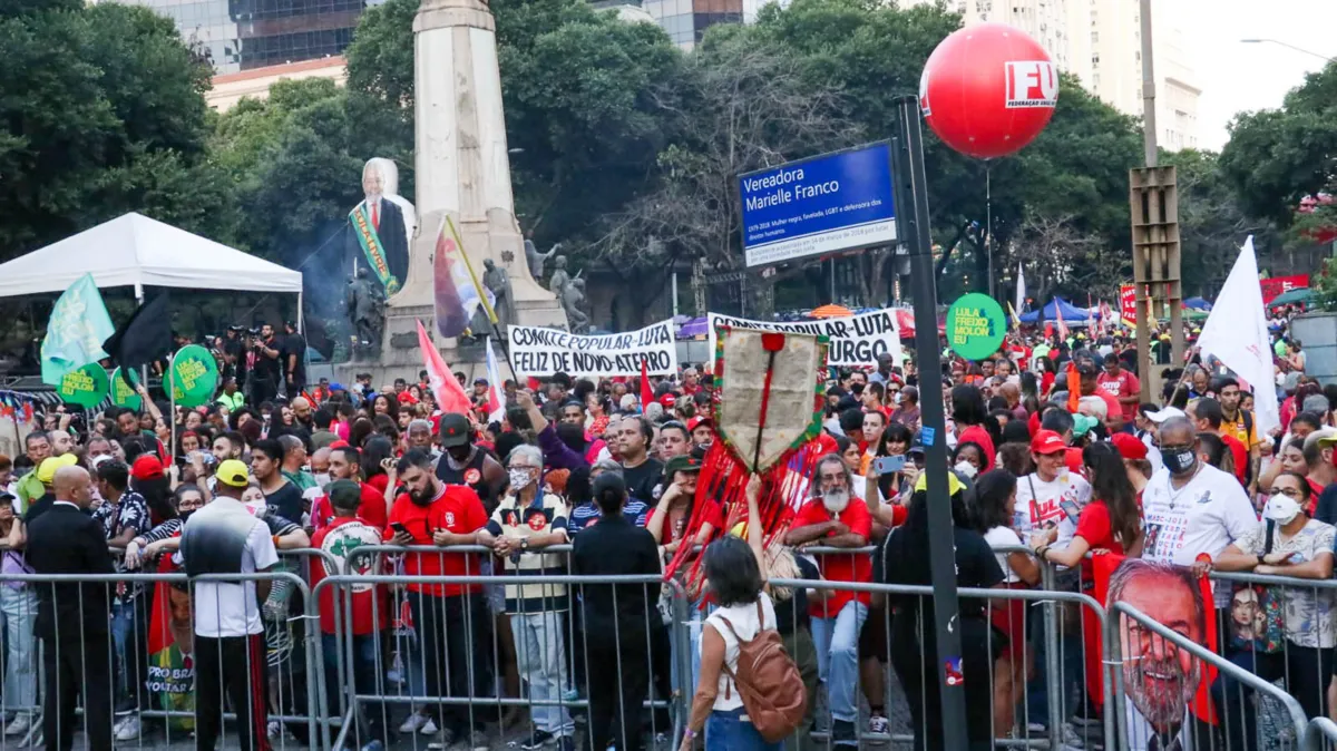 Ato político de Lula leva multidão ao Centro do Rio