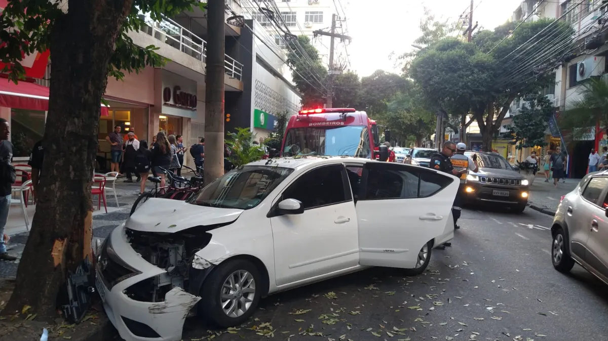 Batida de um veículo contra uma árvore, na rua Ator Paulo Gustavo