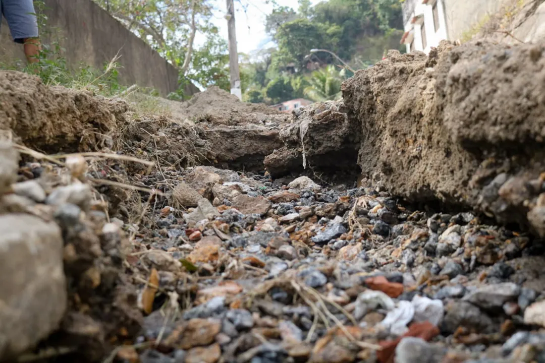 Buraco transborda água em dias de abastecimento