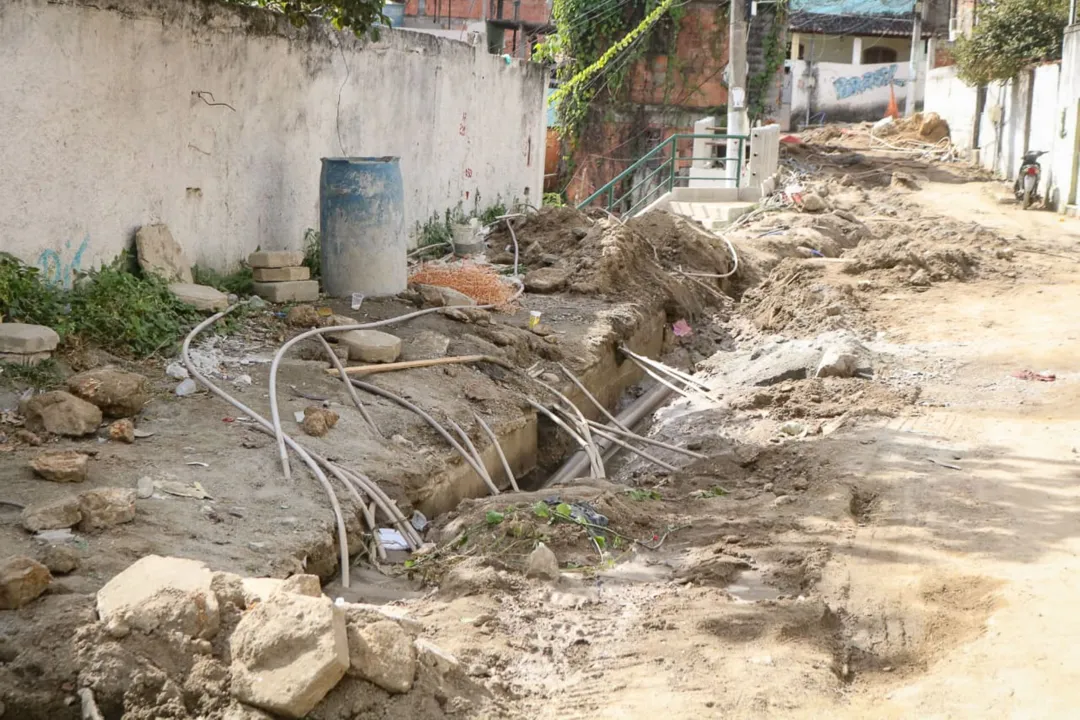 Buraco transborda água em dias de abastecimento