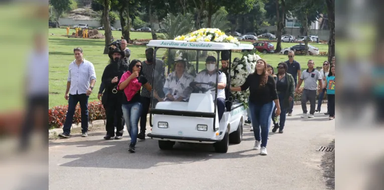 Policial morto por militares é enterrado no Rio
