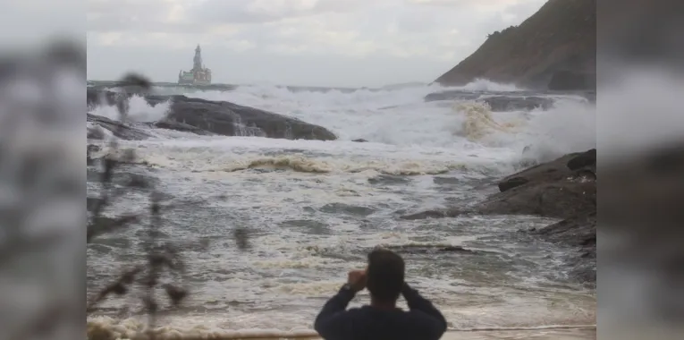 Mar agitado é contemplado por moradores em Niterói