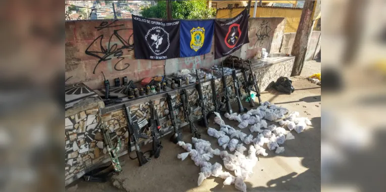 Polícia apreende arsenal de guerra na Vila Cruzeiro 