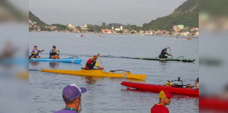 Torneio de canoa havaiana agitou praia na Zona Sul de Niterói