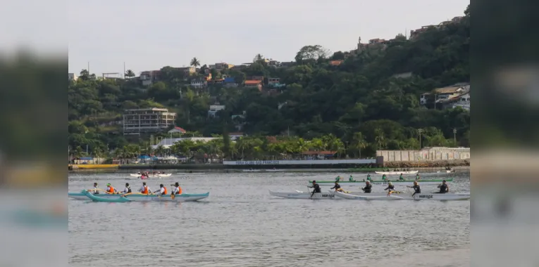 Torneio de canoa havaiana agitou praia na Zona Sul de Niterói