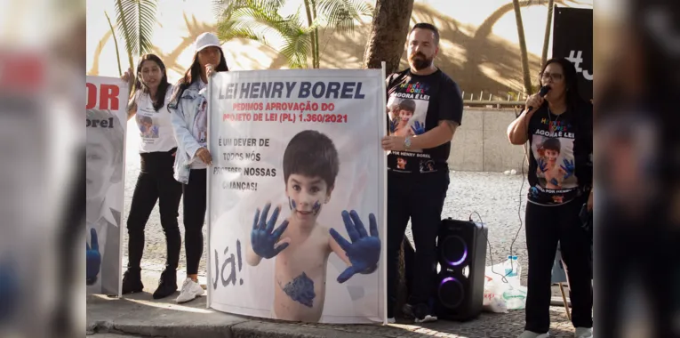 Leniel Borel levou cartaz para protestar pela condenação dos envolvidos na morte de Henry