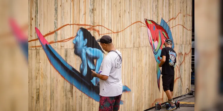 Grafiteiros iniciaram a pintura de um grande painel