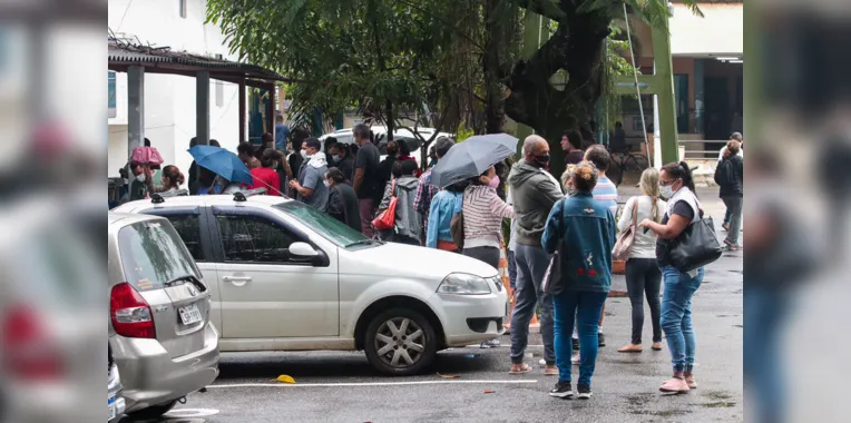 Aumento na procura pra teste de Covid, pessoas na fila de teste e vacinação no posto de saúde em Niterói