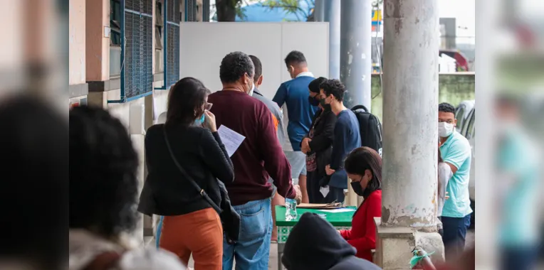 Aumento na procura pra teste de Covid, pessoas na fila de teste e vacinação no posto de saúde em Niterói