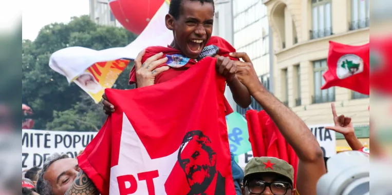 Ato político de Lula leva multidão ao Centro do Rio