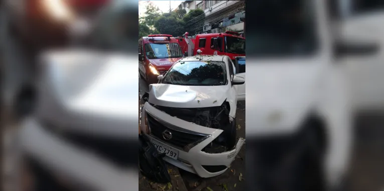 Batida de um veículo contra uma árvore, na rua Ator Paulo Gustavo