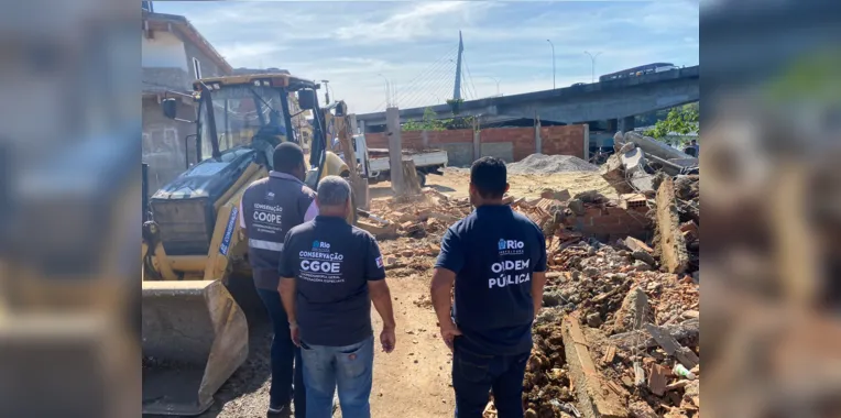 Secretaria de Ordem Pública realiza demolição de construção irregular que ocupava 520m² na Maré
