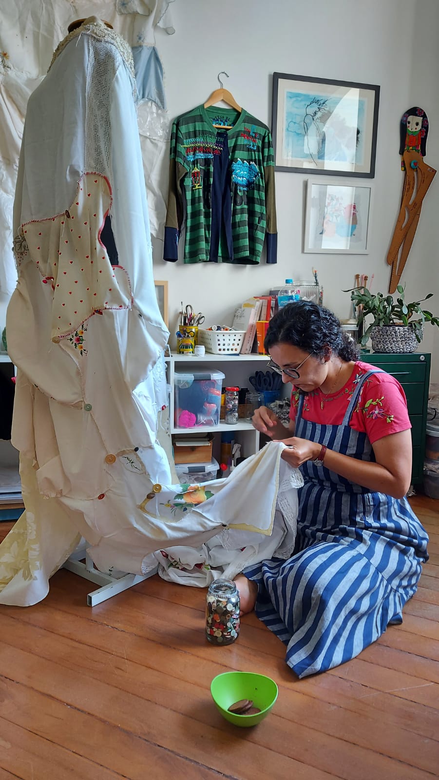 Thais Ribeiro com uma de suas peças onde ela capta e transmite sua histórias