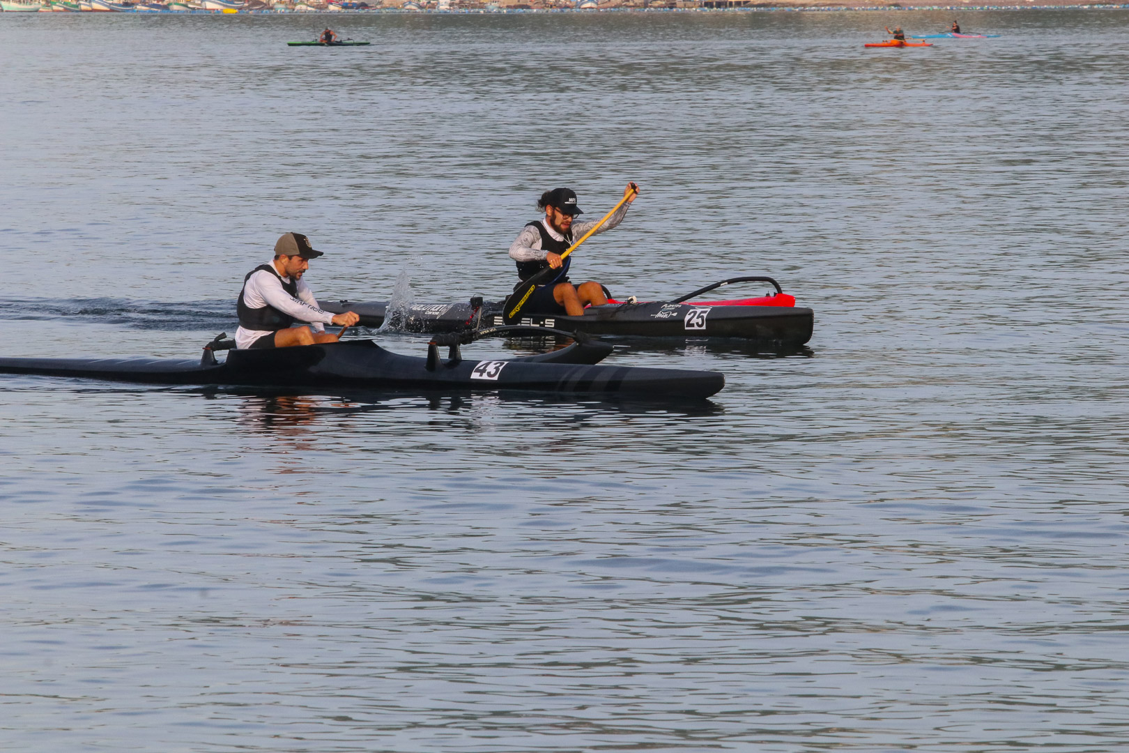 Torneio de canoa havaiana agitou praia na Zona Sul de Niterói