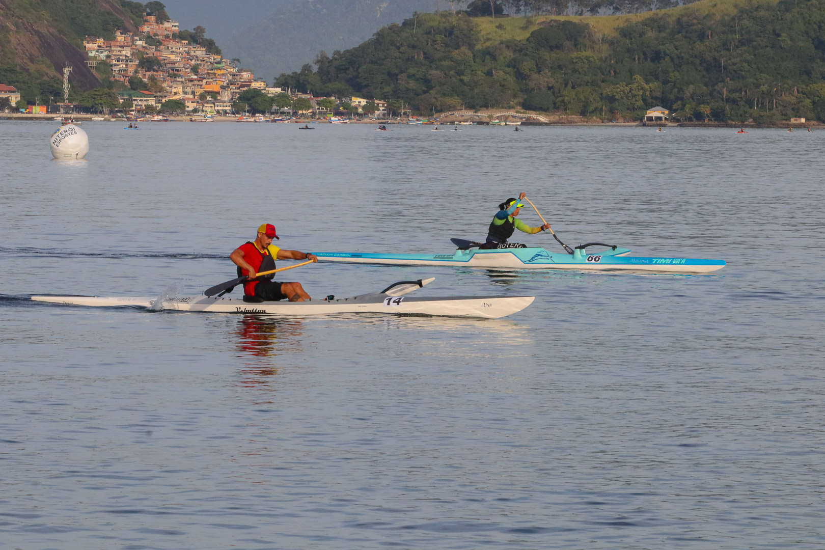 Torneio de canoa havaiana agitou praia na Zona Sul de Niterói