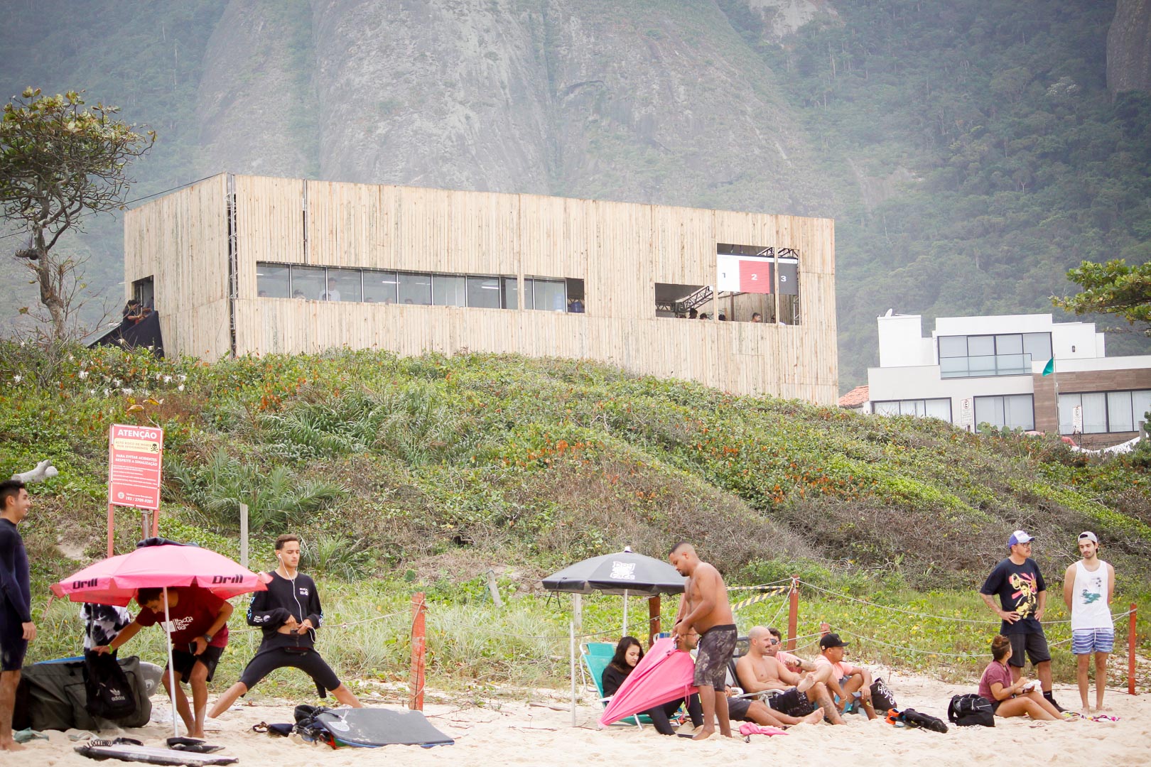 Moradores compareceram à praia para prestigiar a abertura do evento